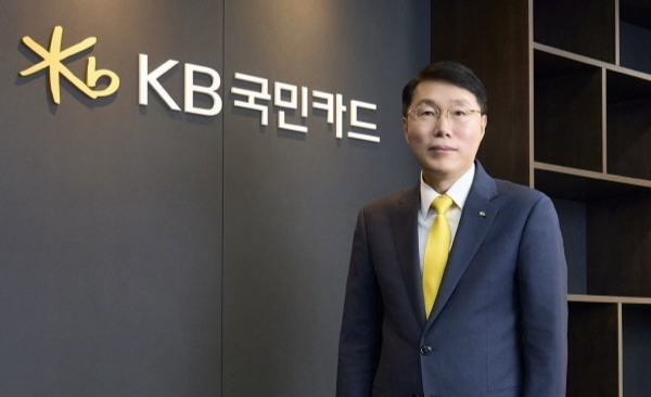 [인사 나침반] KB국민카드, '회장 교체' 속 김재관 대표 '효율·실적' 카... - 뉴스 썸네일 이미지